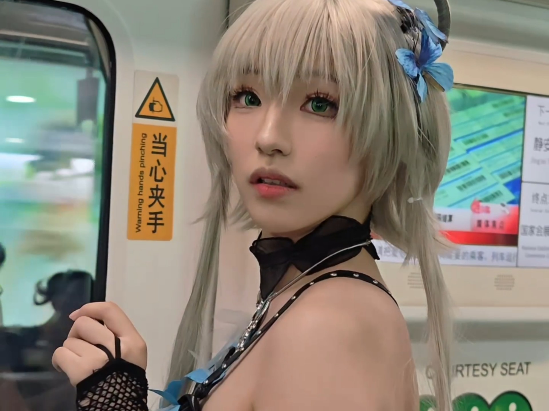 地铁转身瞬间，洛天依闯了进来！