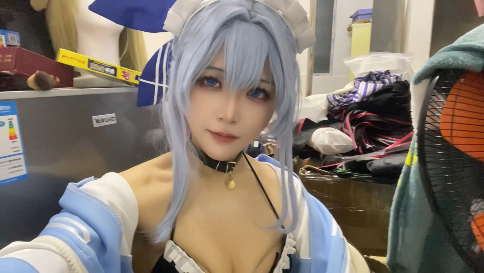 城中村精神小妹租cos服穿出去玩的一天