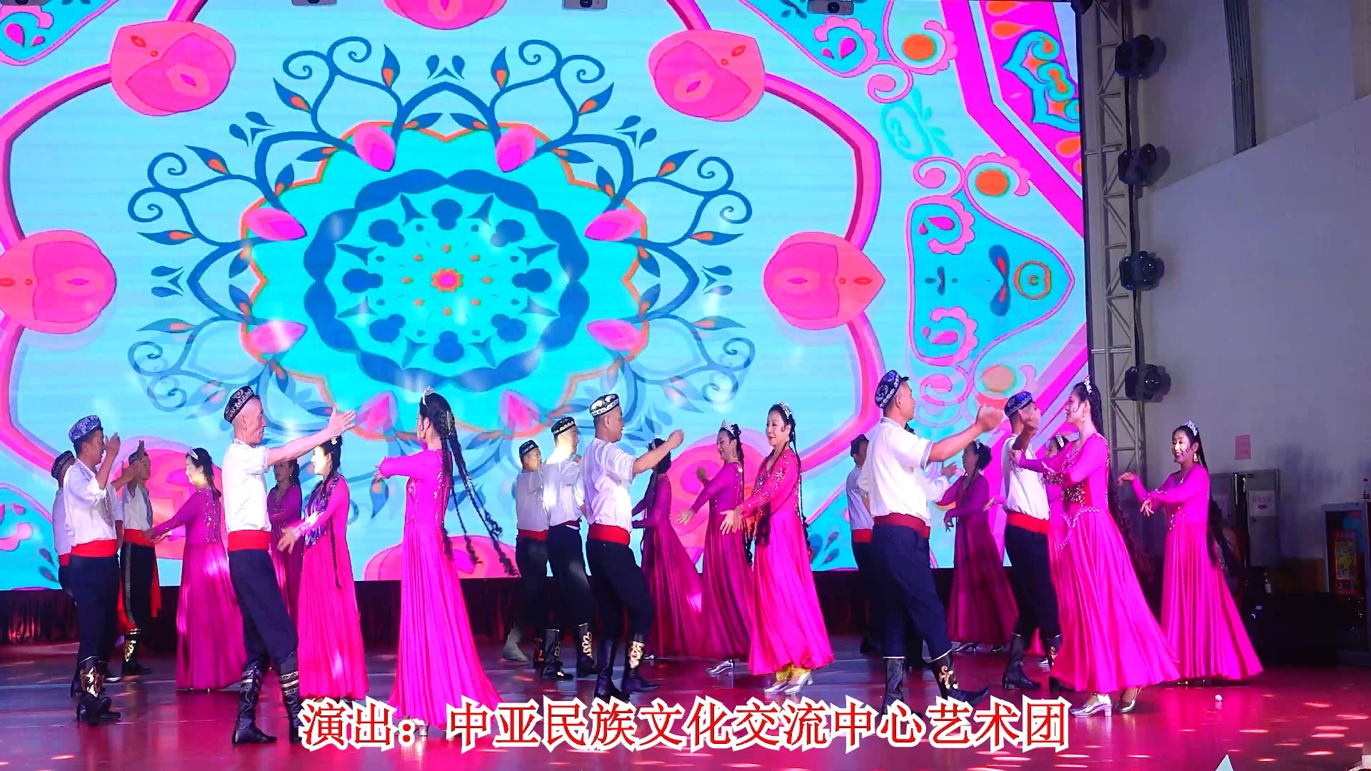 中亚民族文化交流中心艺术团演绎《诙谐爱人》丝路蜜语轻旋