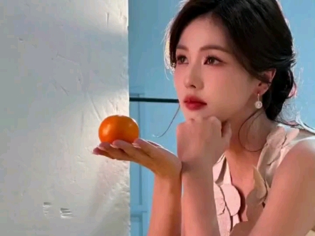 网友们，你们看，原来，白鹿手上的小扇子是为了这个作用。（白鹿手上