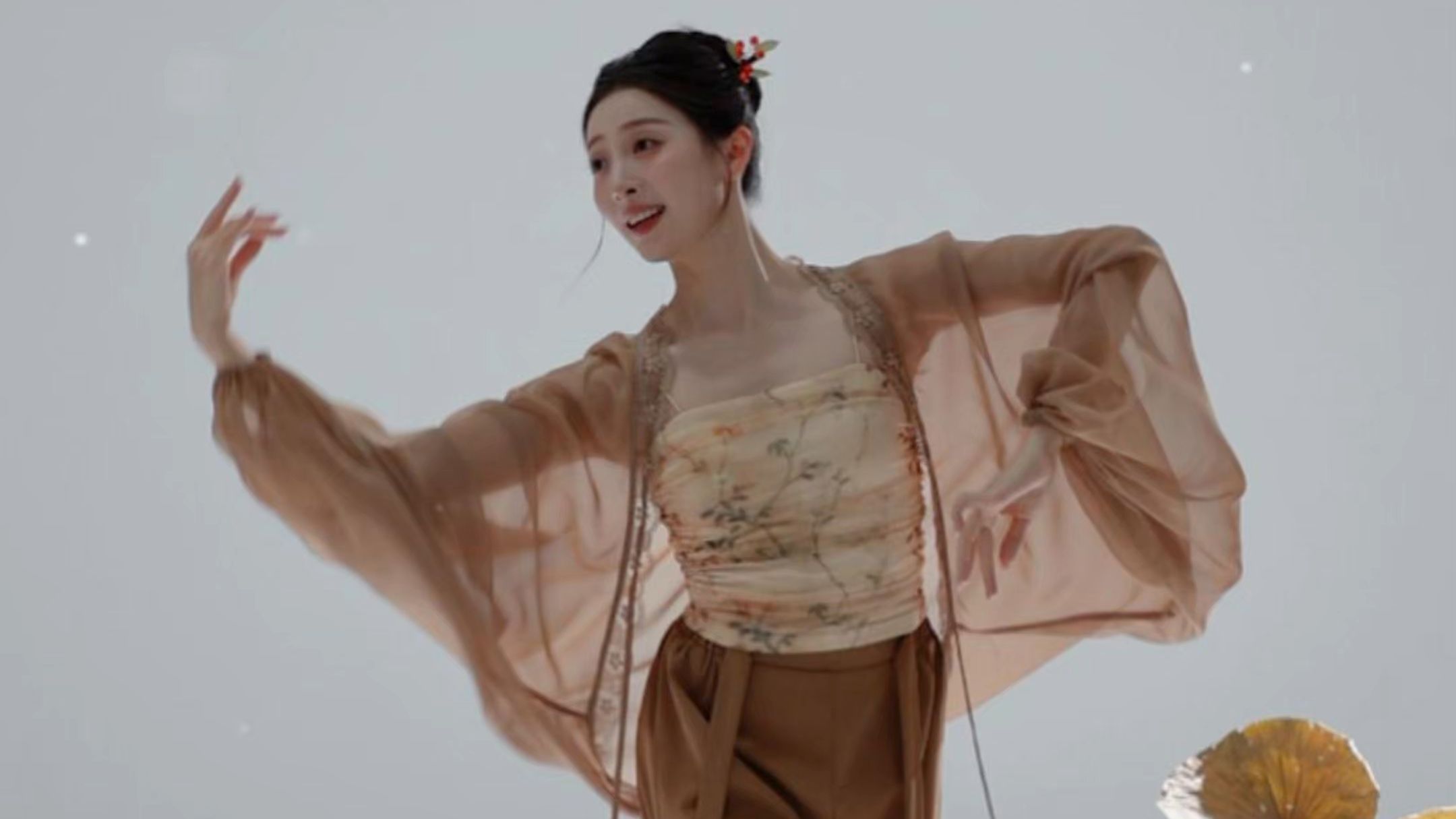 灯火葳蕤，揉皱你眼眉