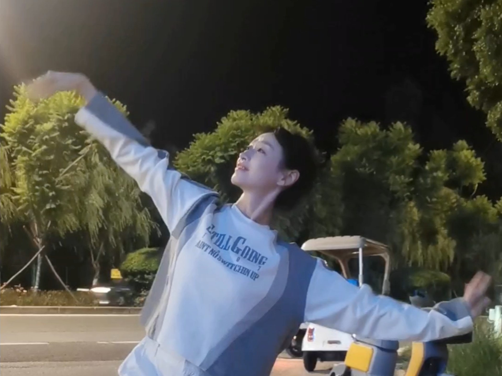 怎么有一个动作像在推后面的车啊，哈哈哈