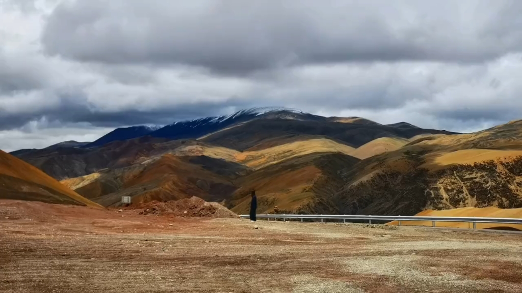 西藏自驾游途中偶遇的丹霞地貌风景，堪比张掖七彩丹霞