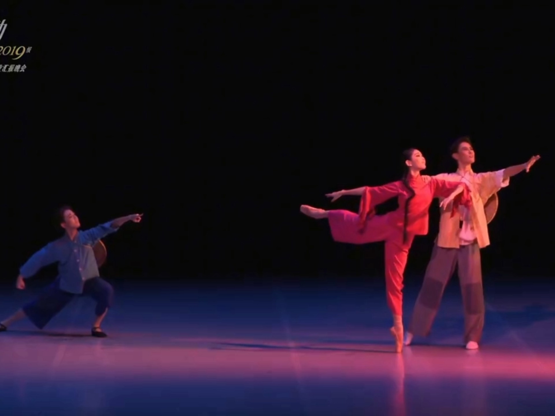 【《常青指路》（选自芭蕾舞剧《红色娘子军》) 】表 演 者：徐佳