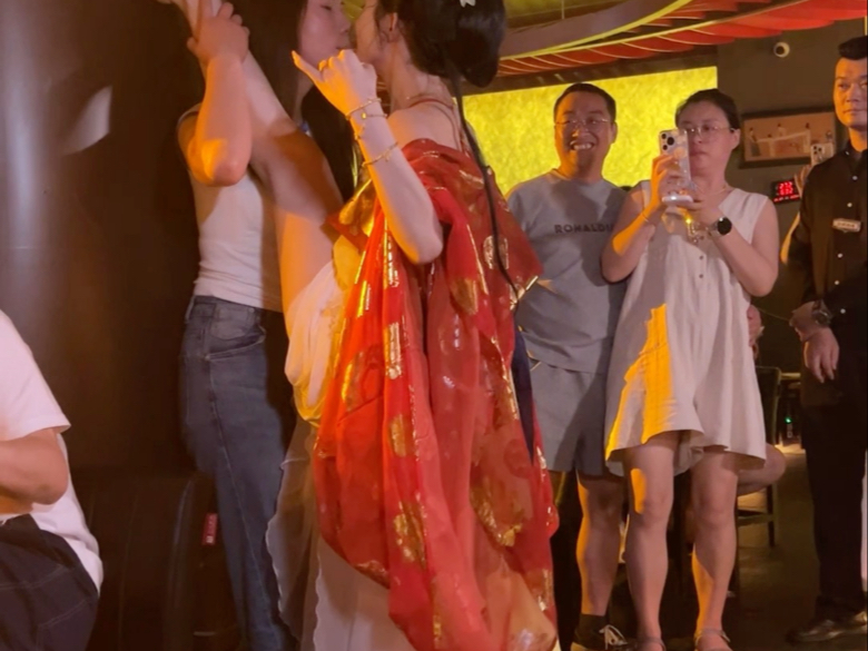 这小姐姐眼睛竟然还有空看其他地方呢？我恨不得把眼睛镶她身上