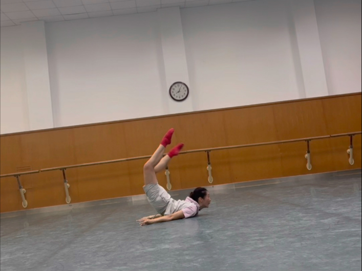 舞蹈教室｜穿着红色魔袜跳舞，突然很柔软的肢体，想象力一直在线