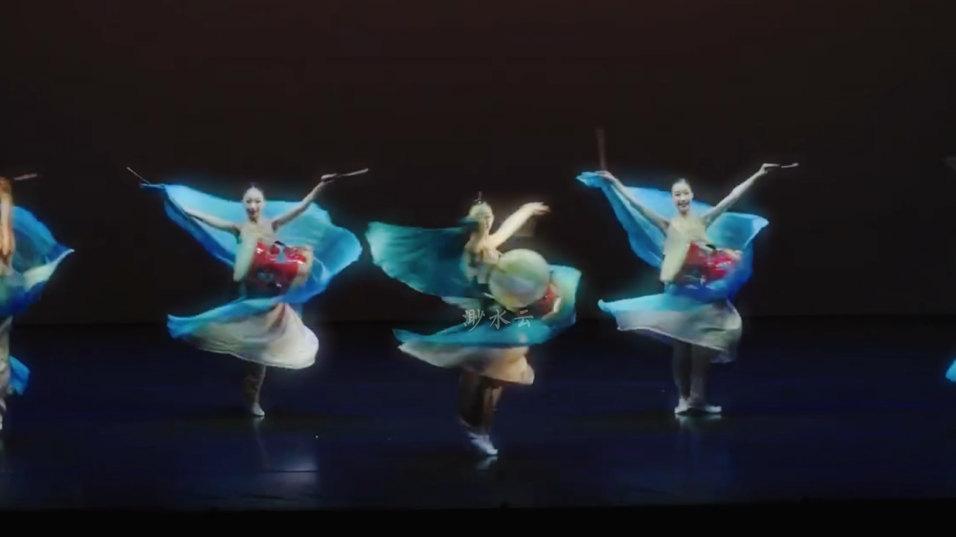 她们的裙子真的好美啊“一生长，重寄一段过往.”