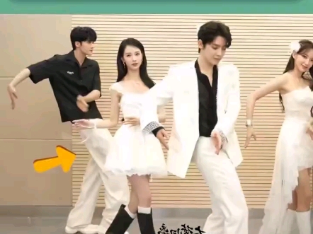 网友们，你们看，陈都灵是真的不会跳舞。