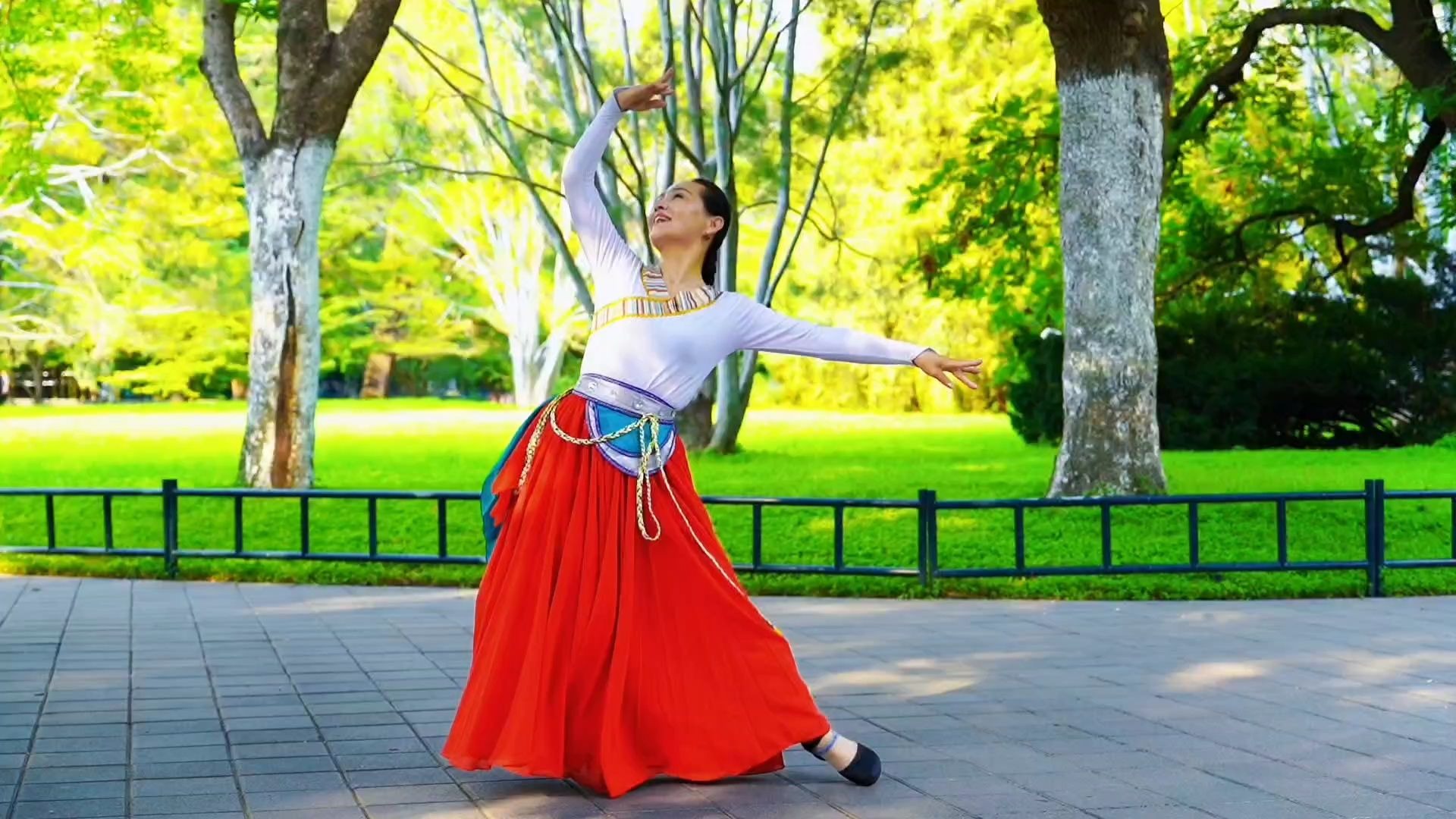 醉人歌声里，美女小崔独舞《最美的情缘》舞姿优美大气