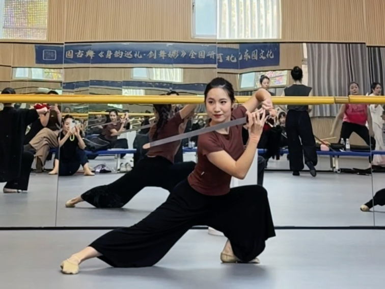 身韵巡礼•剑舞妍影《穿背花》主编：王伟教授 授课：刘怡凡老师