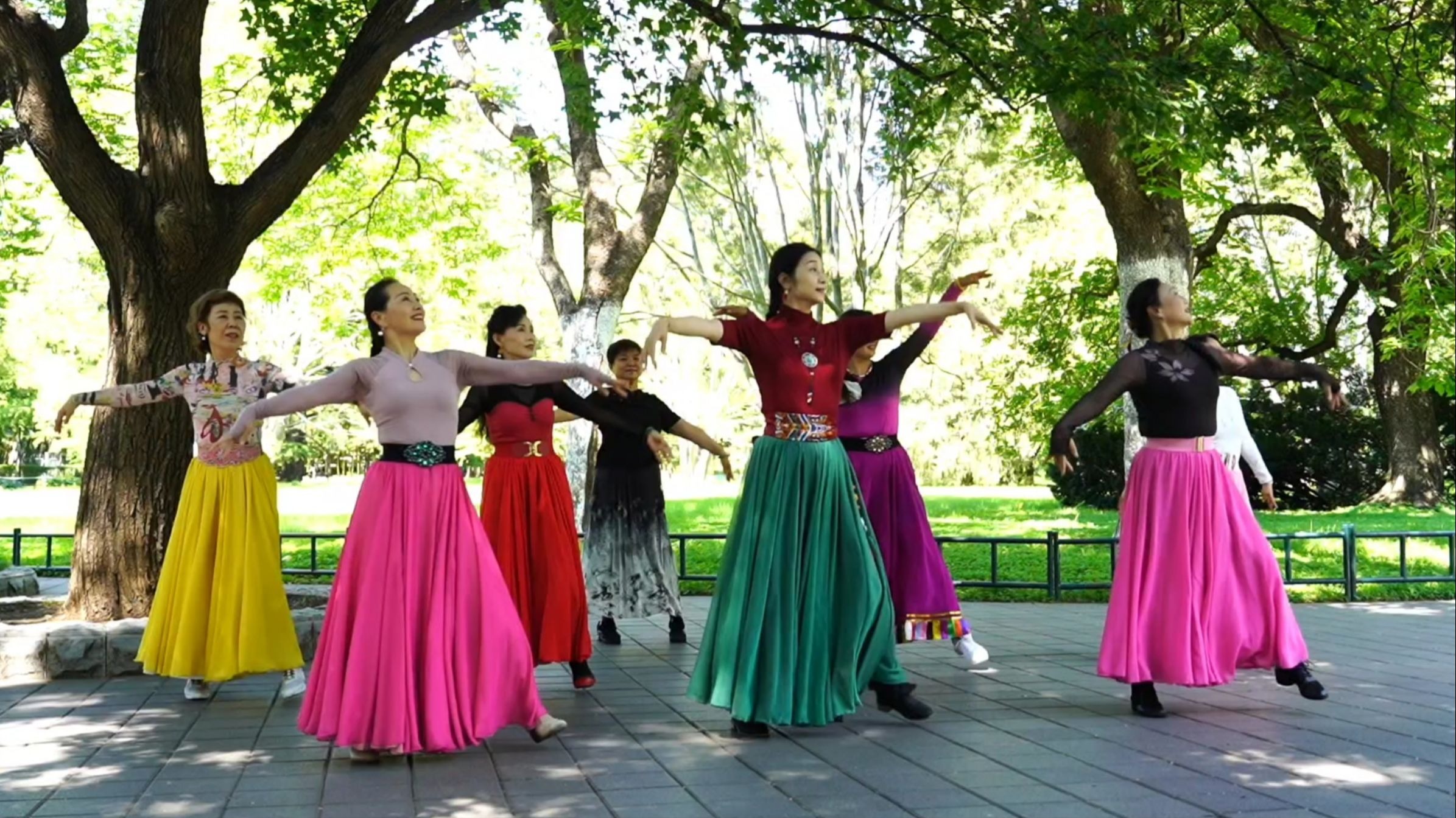 魅力朵朵团队用整齐舞步，诠释《最美的情缘》的柔情，邀您共赏