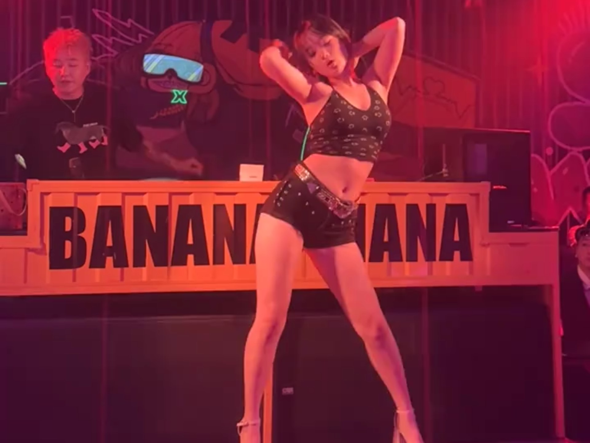 美女蹦迪嗨爆全场