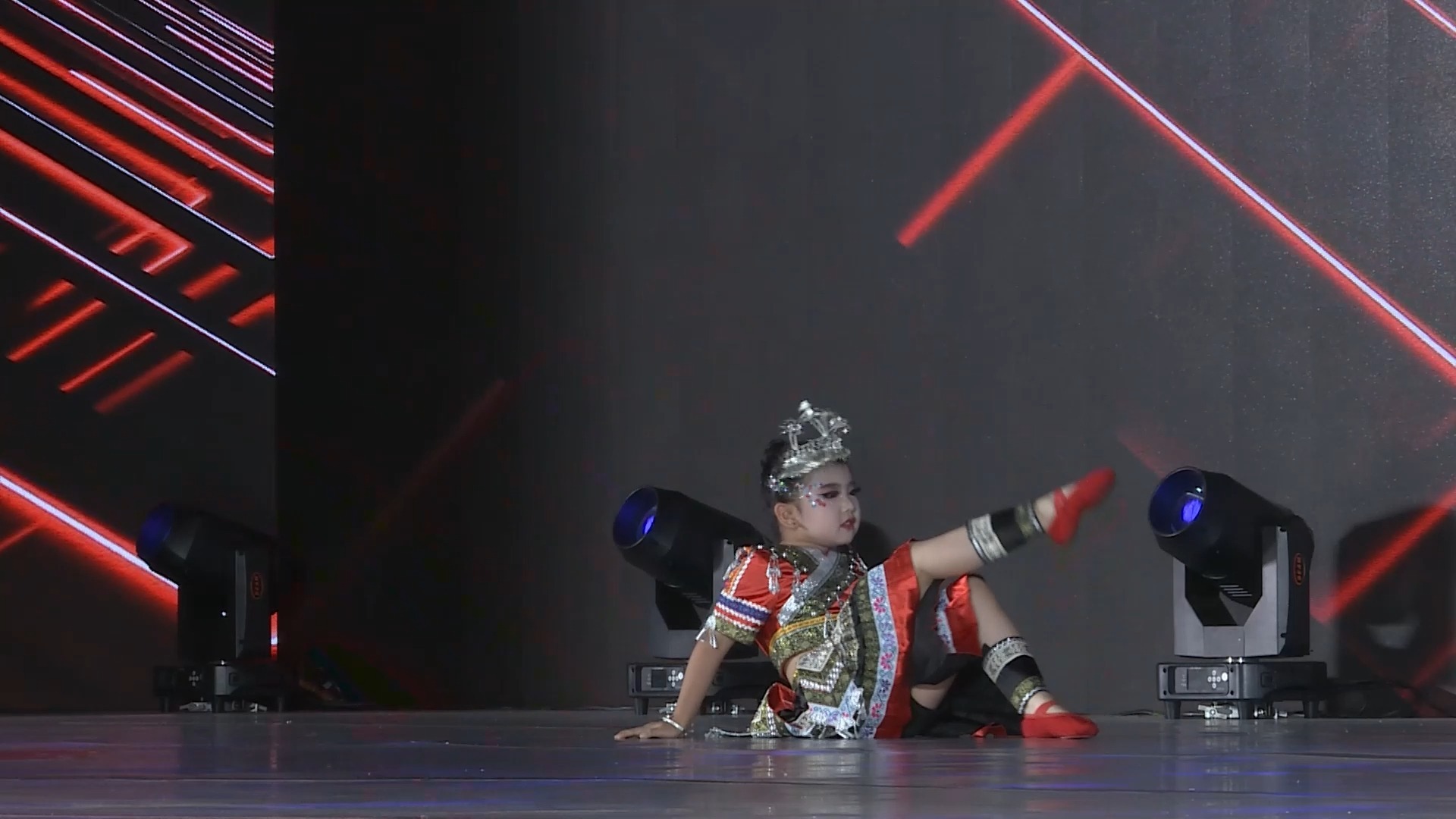 135 舞蹈《苗家娃娃》