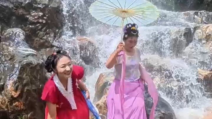 孝感休闲娱乐疯得板户外群一行在罗田双龙潭瀑布尽情嬉戏玩水