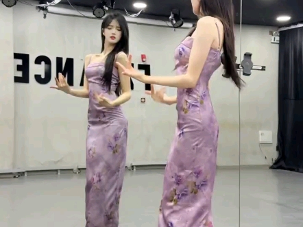 网友们，今天，给你们看一下，别人跳的《鸳鸯戏》手势舞，这不是我的