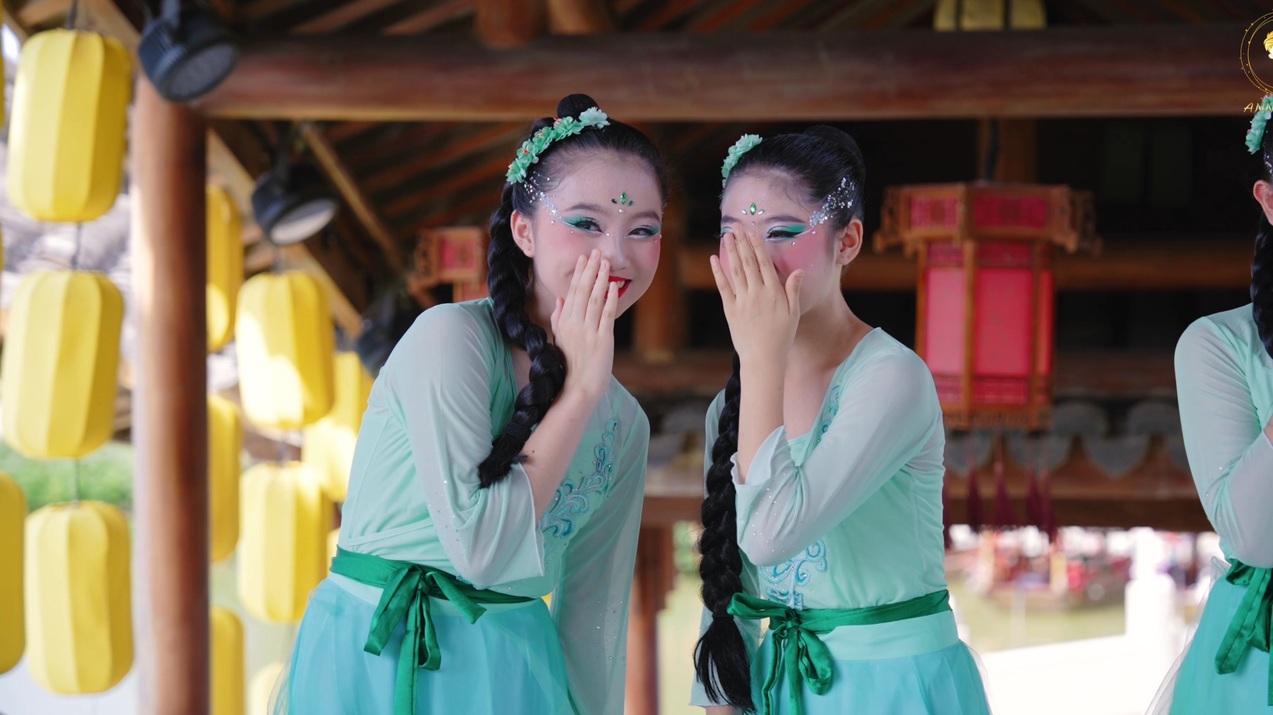 少儿集体外景《雨涧春行图》