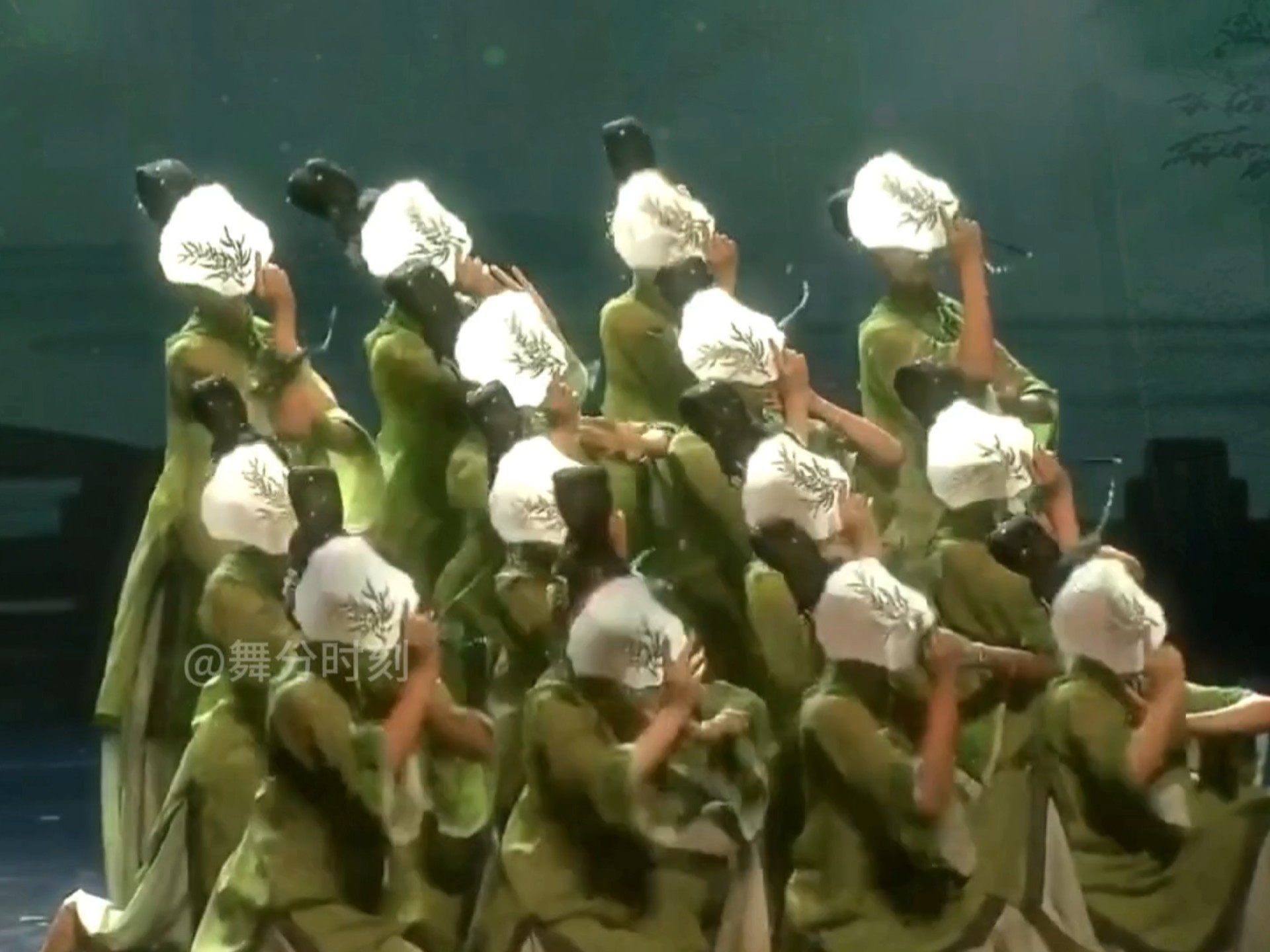 一抬头，一回眸，一曲舞。