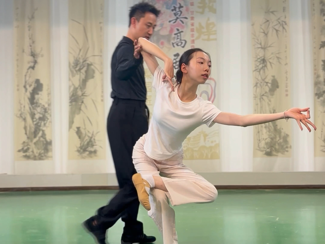 敦煌乐舞在莫高里开展研学，课程一个半小时。欢迎各位成人班与