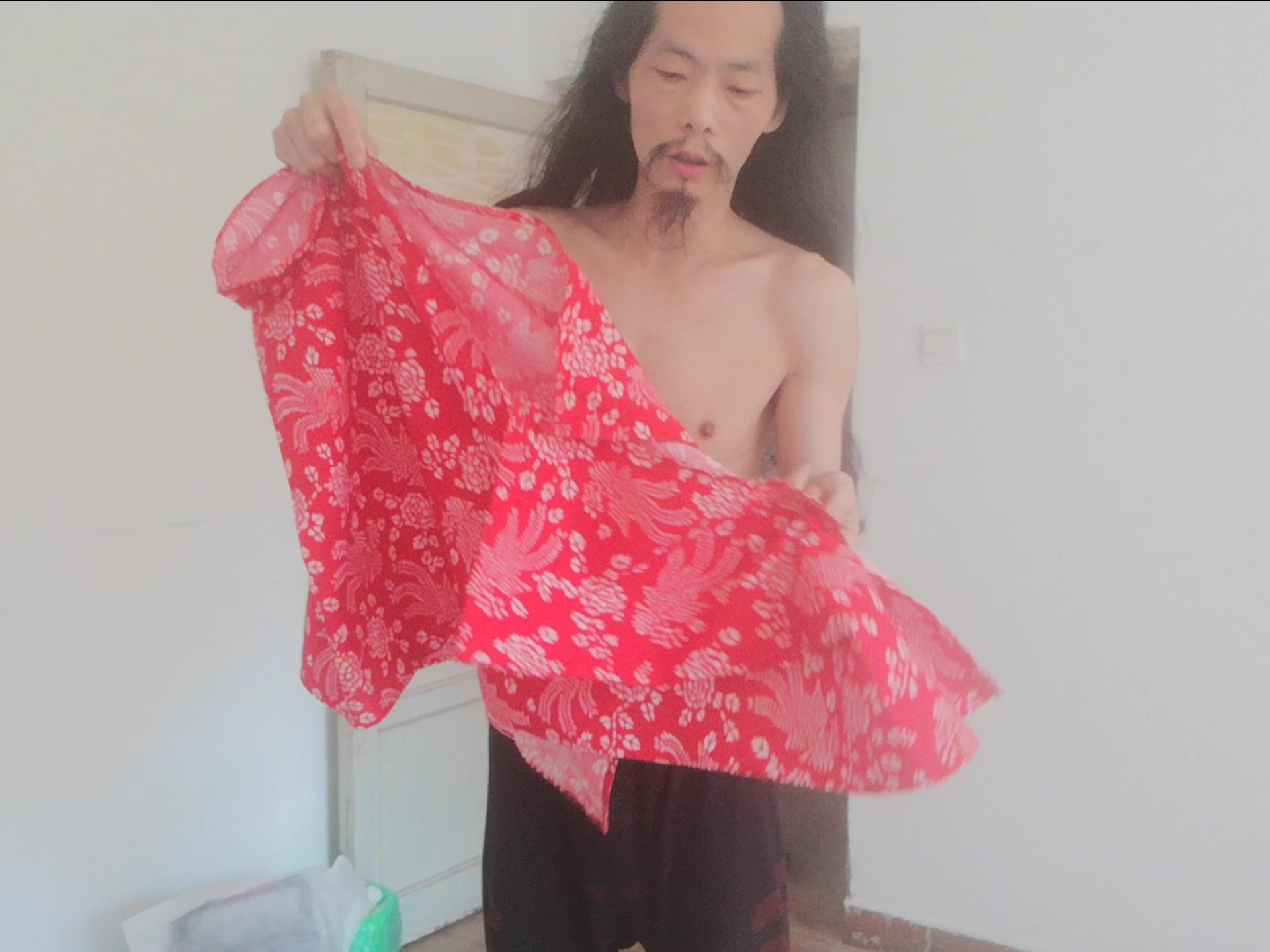 凤凰牡丹红布之无袖衫试穿