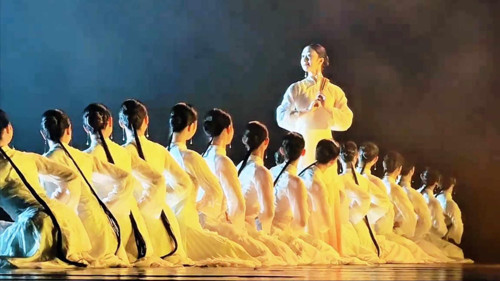 就这般望着你.“巧笑倩兮，美目盼兮，这一刻古典美具象化了。”