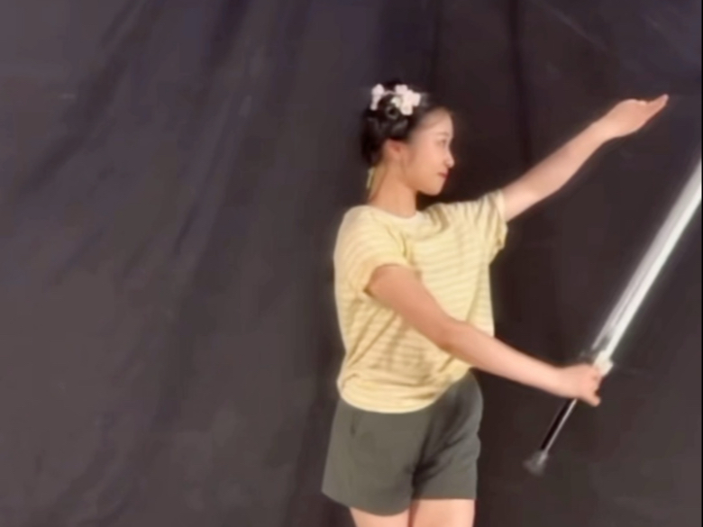 第一次玩剑，果然拍花絮总比拍正片有力气～