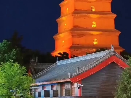 夜幕下的大雁塔，倾诉千年故事。