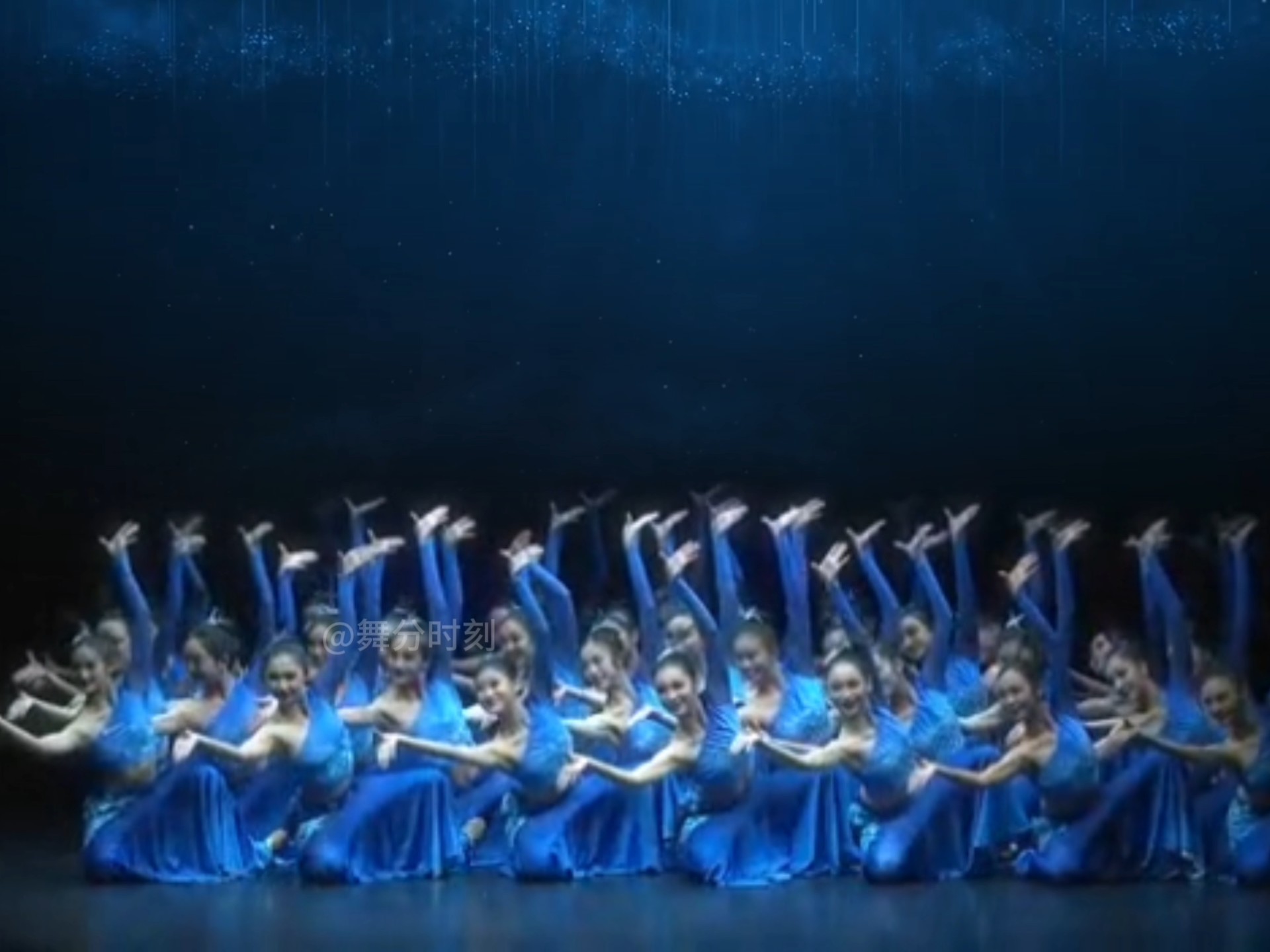 画质模糊也掩饰不住的美，傣族舞表演组合