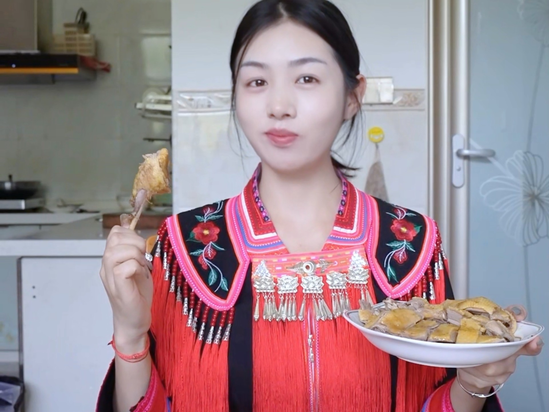 一口麻鸭下肚，尝到的是西林驮娘江的水土之香，更有西林独有的烟