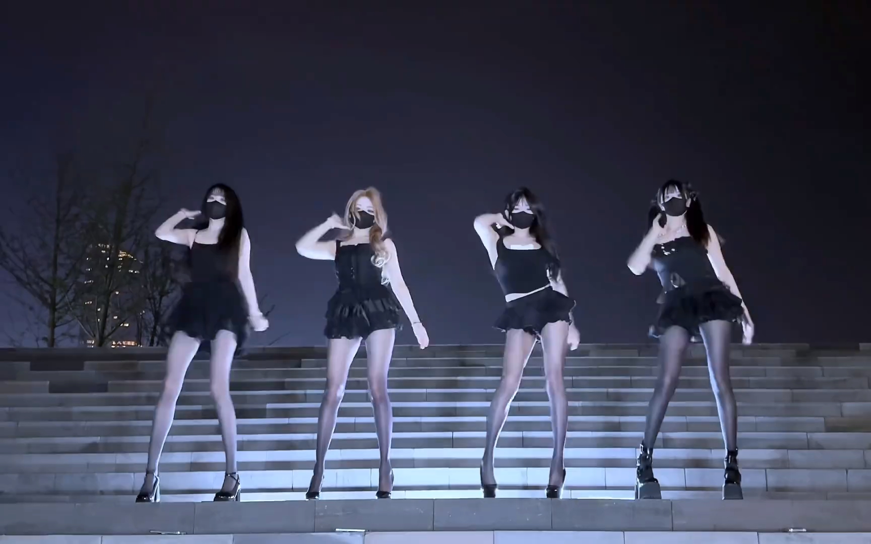 今天给大家表演一个皮带舞 喜欢么#皮带舞 #红底高跟鞋 #黑丝