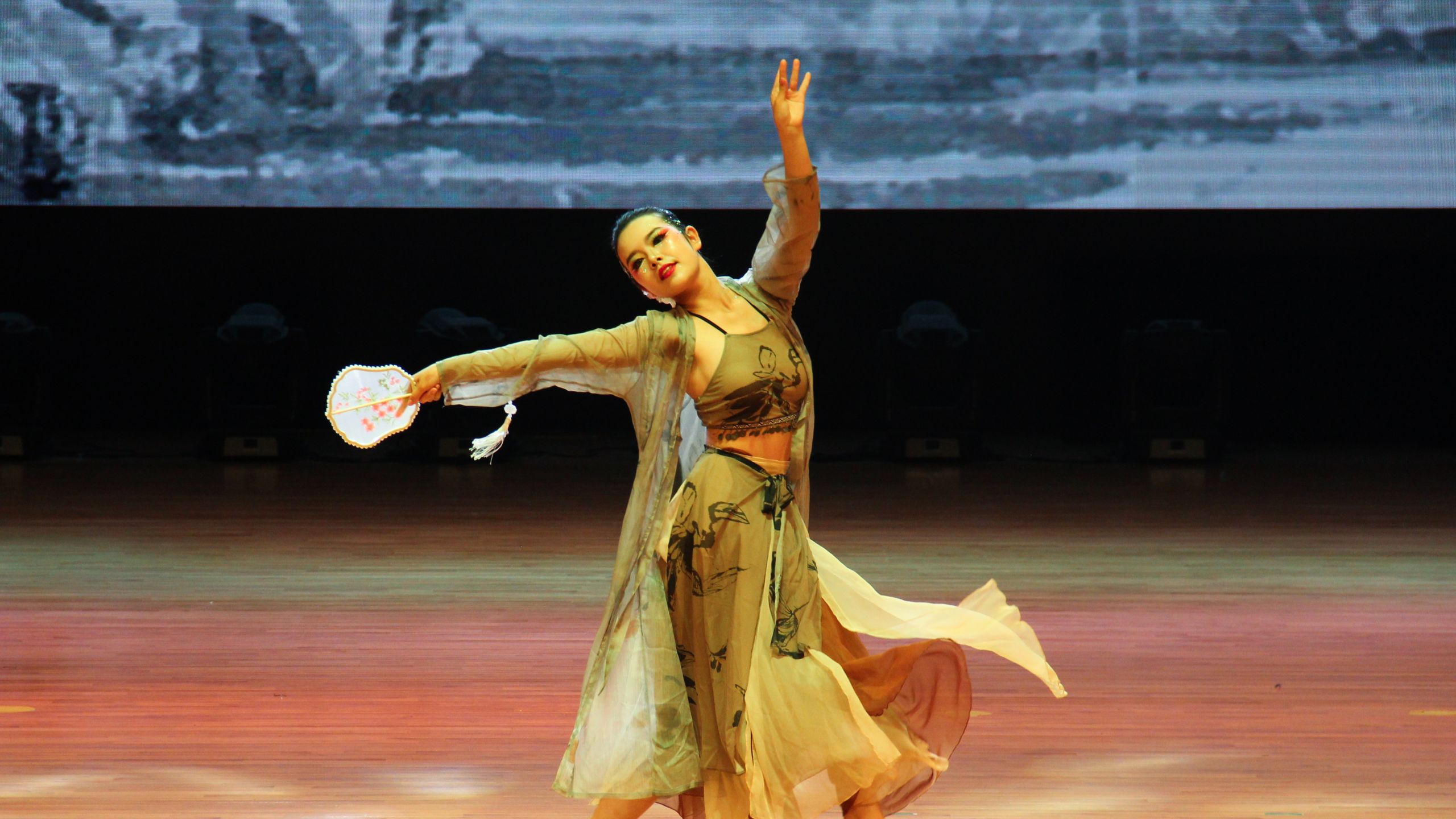 【哈工程飞鹭舞蹈团】独舞《洛春赋》|“舞低杨柳，千载结风”2