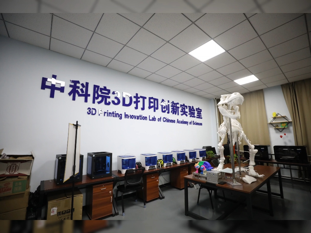 洁白空间内，电脑设备与3D打印恐龙模型相映成趣，学生在此探索前