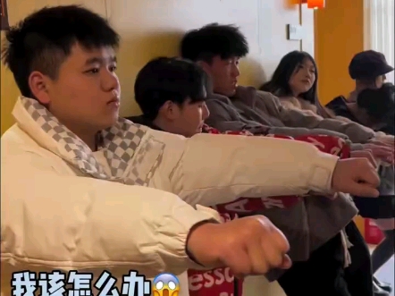 网友们，今天给你们看一下百万大网红小轩同学，网友们，我跟你们讲