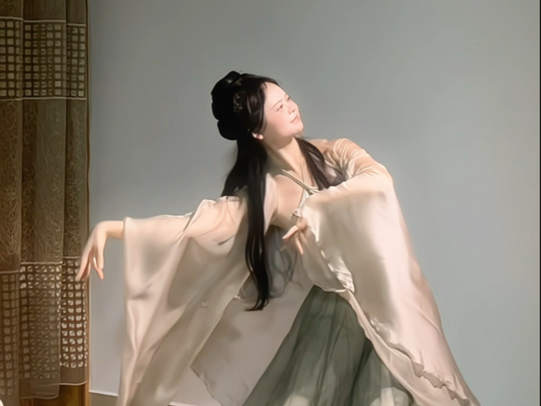 薄太后跳舞真不愧是专业的，太美了！又端庄又大气～浅浅模仿一下，尝