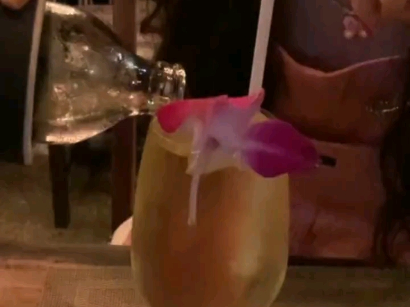 网友们，你们看，我的偶像鞠婧祎在做一个苹果苏打饮料。