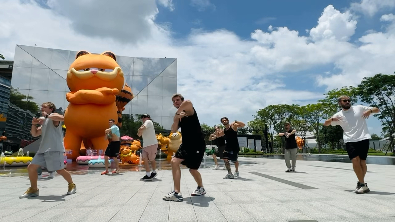 俄罗斯型男广场舞