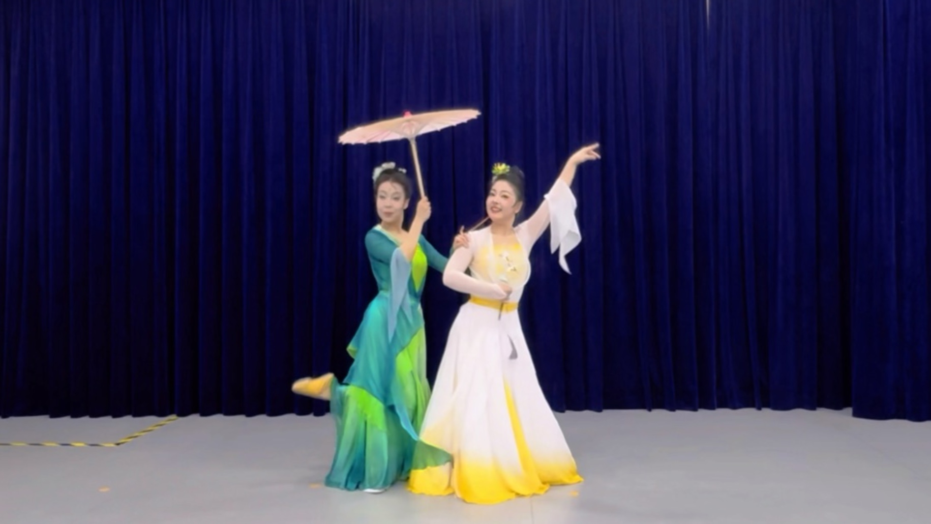 双人舞《雨后》