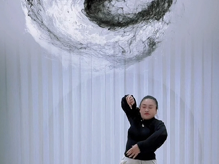 太极！我是希望眼里有杀气，动作有韧劲。结果一遍一遍拍下来，没力