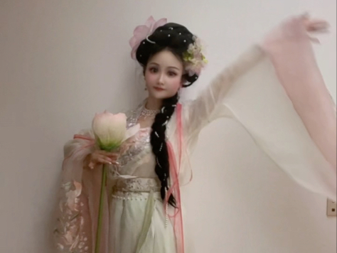 “盈盈一水间，芙蓉语未歇” 素手轻扬，裙袂翩跹