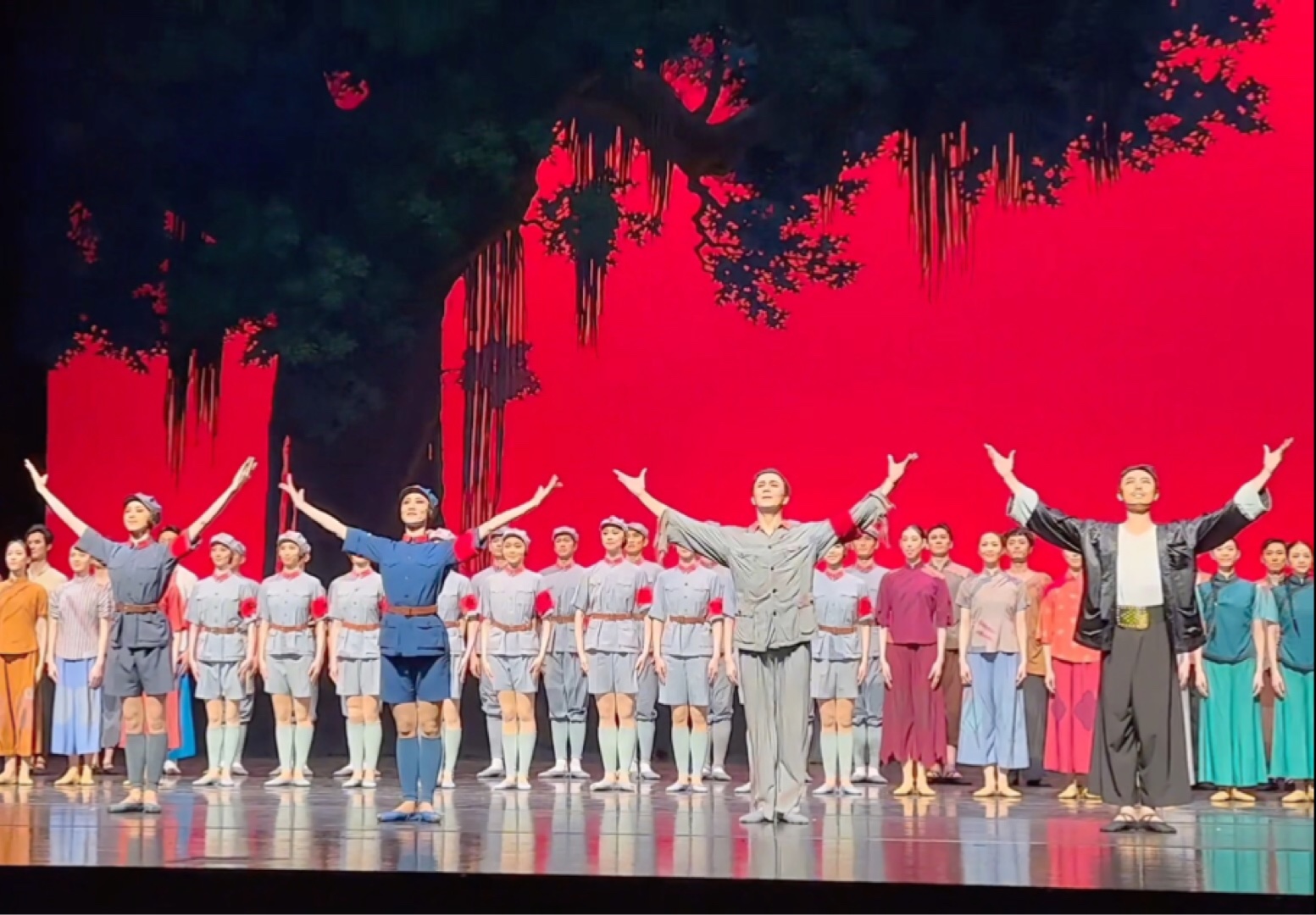 7月6日南通大剧院歌剧厅芭蕾舞剧《红色娘子军》谢幕返场，李洁