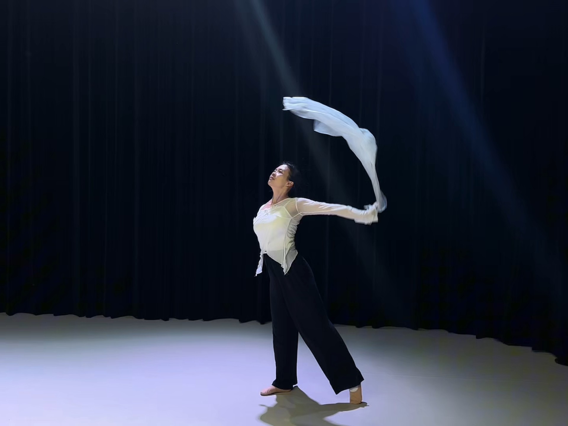 【学习】桌布舞《山川之大没有你》片段