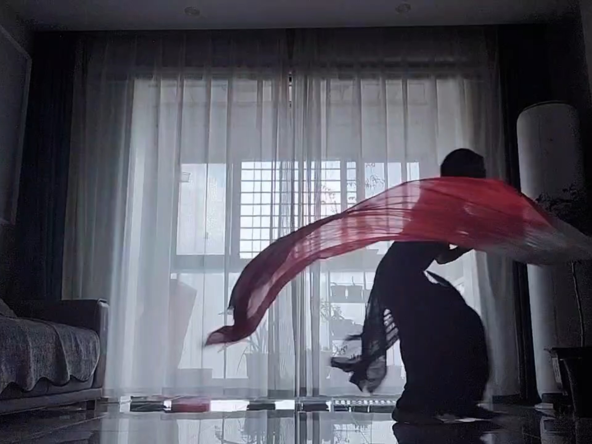 那就来个不一样的光亮舞蹈，黑暗里中国红就是那道光