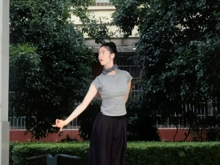 《此生不换》原创剑舞外出学习没带剑！！捡枝代剑先这样吧