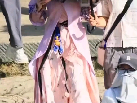 鞠婧祎的橘色海手机壳。