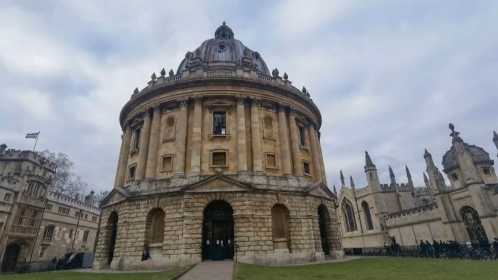 因为一个人，爱上一座城。阴雨绵绵的牛津，厚重的历史感喷然而出