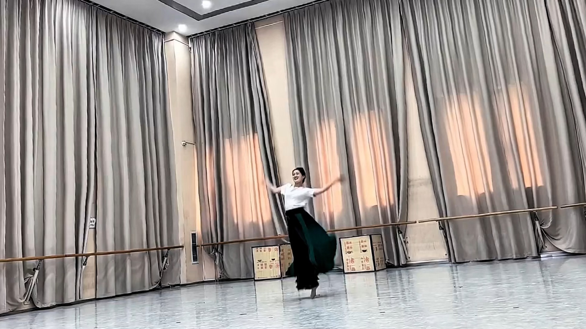 蒙族舞剧目《远方》排练版，编导：左坤，表演：辛燕茹，选送单位：南京艺