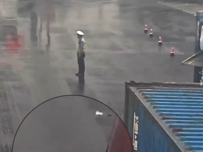 交警雨中执勤，货车司机暖心送上雨伞。