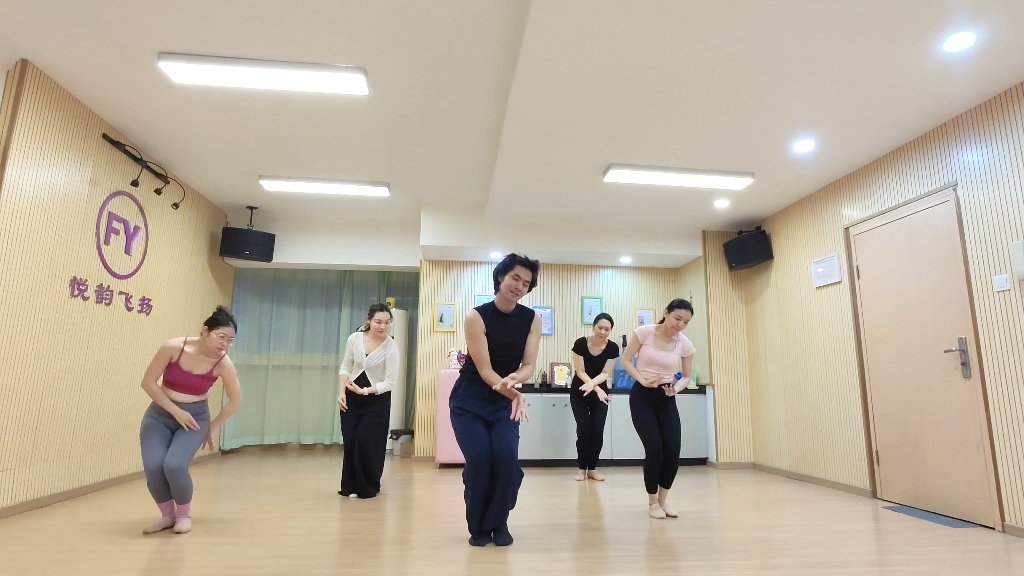 生活可以平凡 灵魂不能无趣 枯燥的时候跳跳舞 走向内在的自