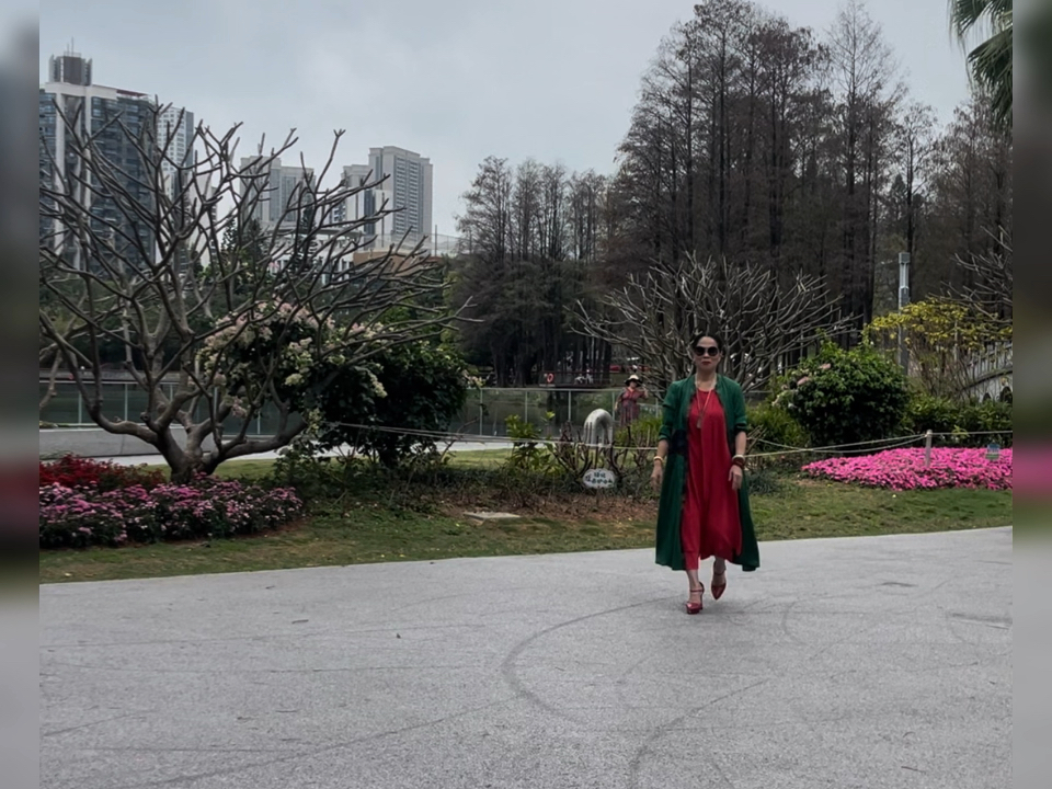 碧草青青花盛开  彩蝶欢喜久徘徊  千古流传人喜爱  天地万物