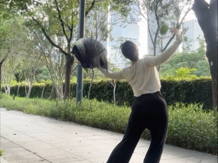 还得是跳舞啊，跳完开朗到吃掉半只鸡