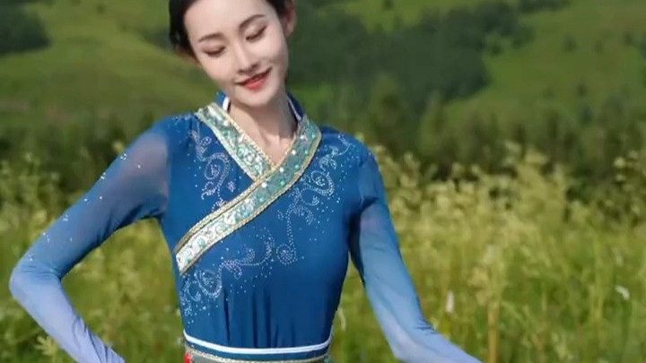 总要来一趟内蒙草原吧，真正感受一下 敕勒川草原 的风，我听见风